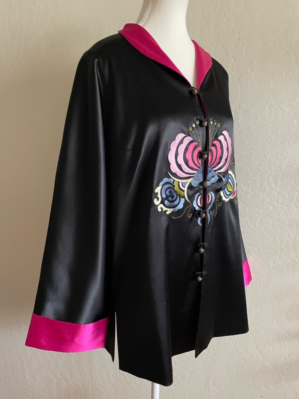 Asian embroidered jacket - Picture 4 of 15